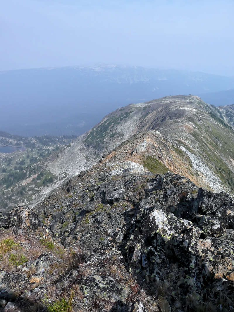 Blick vom Gipfel auf den Grat